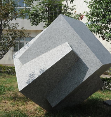 校园雕塑《衡石》